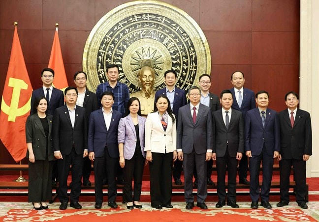 Phó Chủ tịch - Tổng Thư ký Ủy ban Trung ương MTTQ Việt Nam Nguyễn Thị Thu Hà tới thăm và chụp ảnh lưu niệm với cán bộ, nhân viên Đại sứ quán Việt Nam tại Trung Quốc.