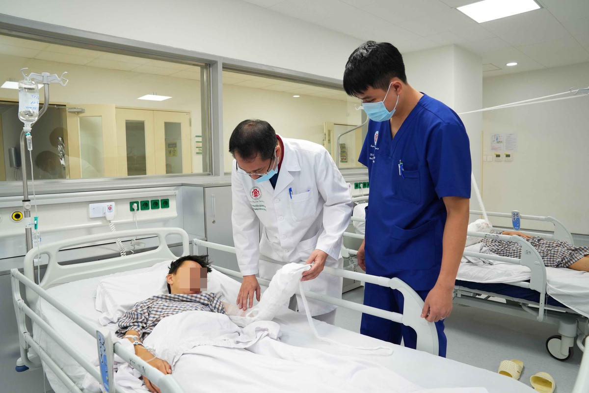 Bệnh nhân tai nạn cháy nổ được thăm khám sau phẫu thuật tại Bệnh viện Trung ương Quân đội 108.