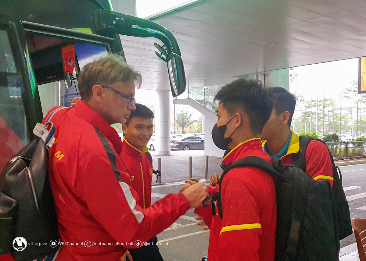 HLV Philippe Troussier động viên các học trò trở về thi đấu tốt tại CLB. Ảnh: VFF.