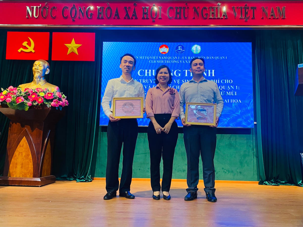 Trao thư cảm ơn cho các đơn vị.