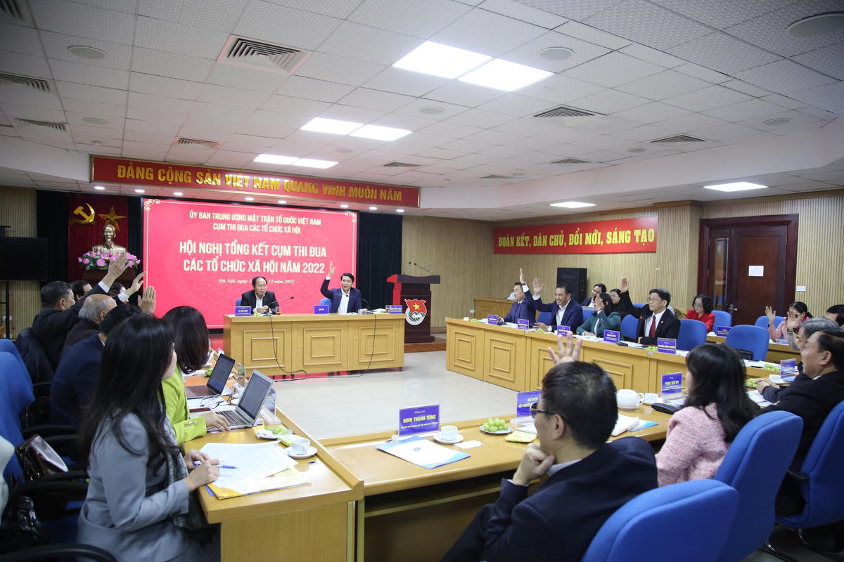 Các đơn vị trong Cụm biểu quyết giới thiệu đơn vị Cụm trưởng Cụm thi đua các tổ chức xã hội năm 2023.