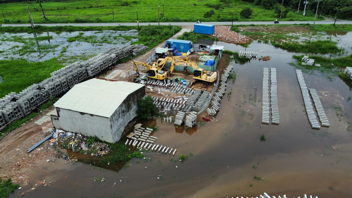 Công trường vắng vẻ. Ảnh: Mạnh Thìn.
