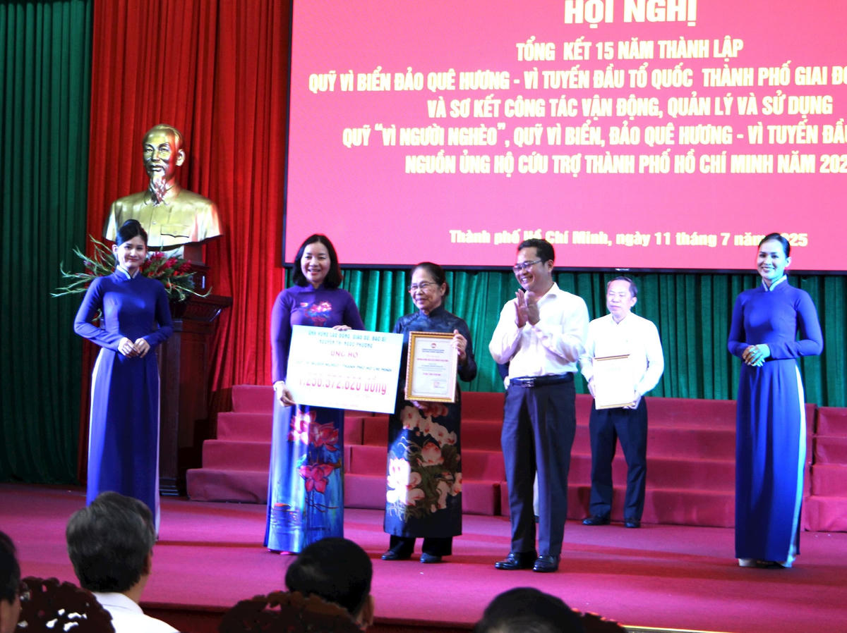 trao bảng ủng hộ cho mt (2)