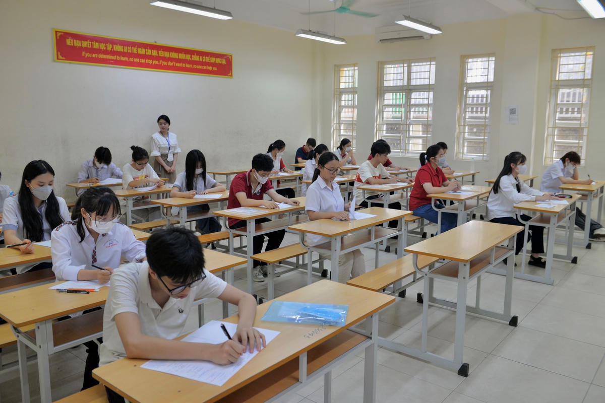 Thí sinh điền thông tin vào giấy thi, giấy nháp, chuẩn bị bước vào môn thi đầu tiên của Kỳ thi là môn Ngữ văn.