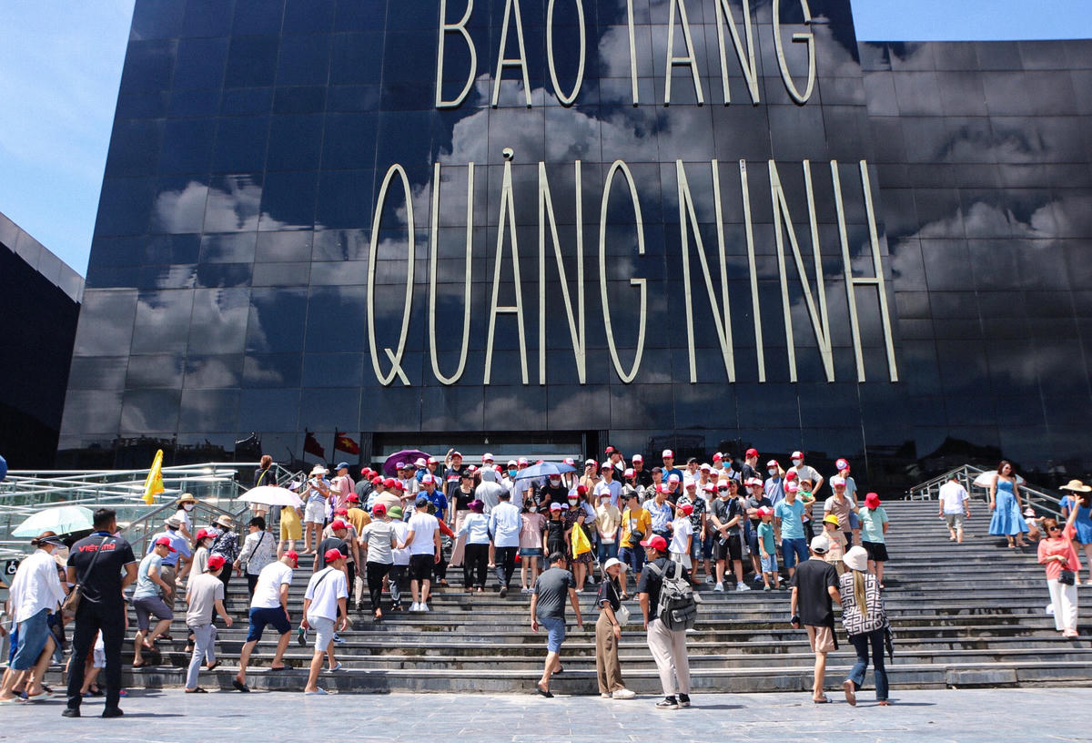 Lượng khách đến tham quan Bảo tàng Quảng Ninh vào những ngày cuối tuần có thể gấp 2 đến 3 lần so với ngày thường. Đa phần đều là nhóm khách du lịch đến Hạ Long tham quan, nghỉ dưỡng.