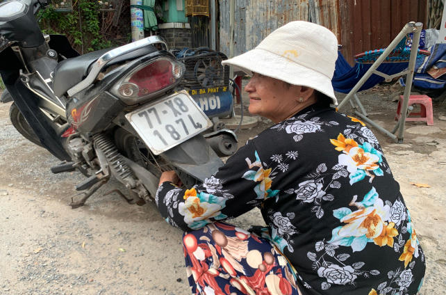 Bà Hoàng Anh phải mưu sinh bằng công việc mới.