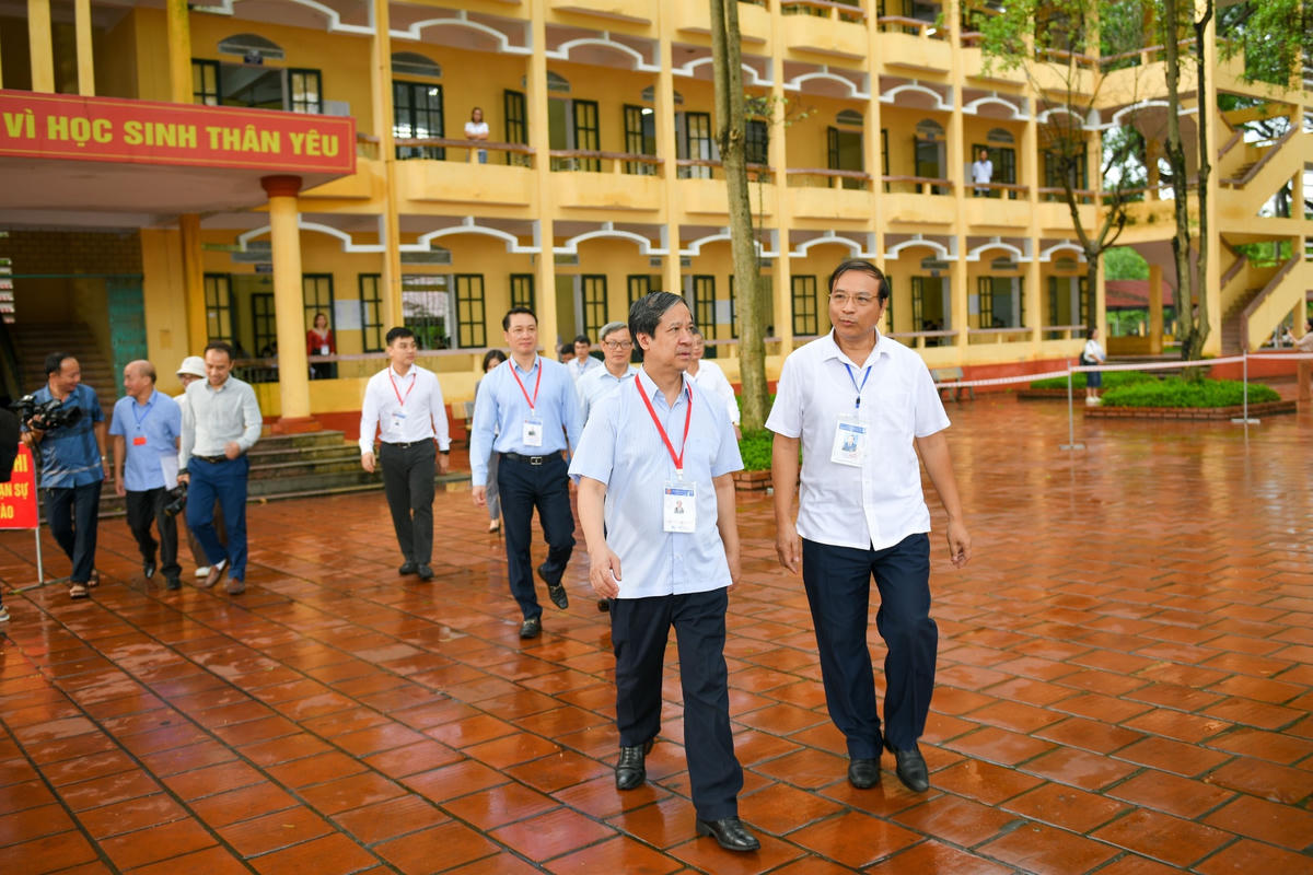 Tại điểm thi Trường THPT Yên Mỹ Bộ trưởng Nguyễn Kim Sơn đã tới thăm, kiểm tra phòng Hội đồng, một số phòng thi và trao đổi với các thầy cô giáo đang làm nhiệm vụ tại điểm thi.