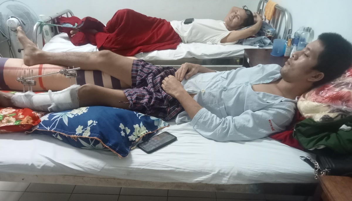 Trải qua 5 cuộc phẫu thuật, chân của anh Trịnh Văn Phong vẫn chưa thể ghép xương.