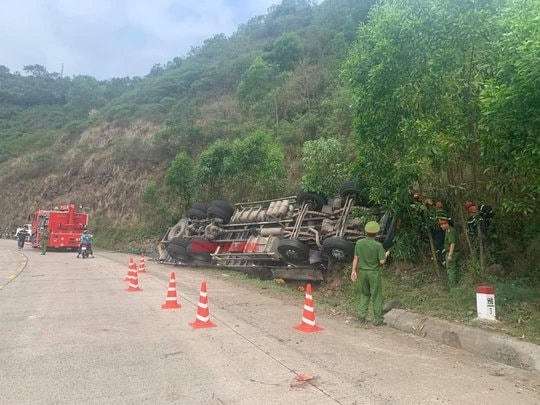 Hiện trường vụ tai nạn giao thông nghiêm trọng ở Phú Yên.