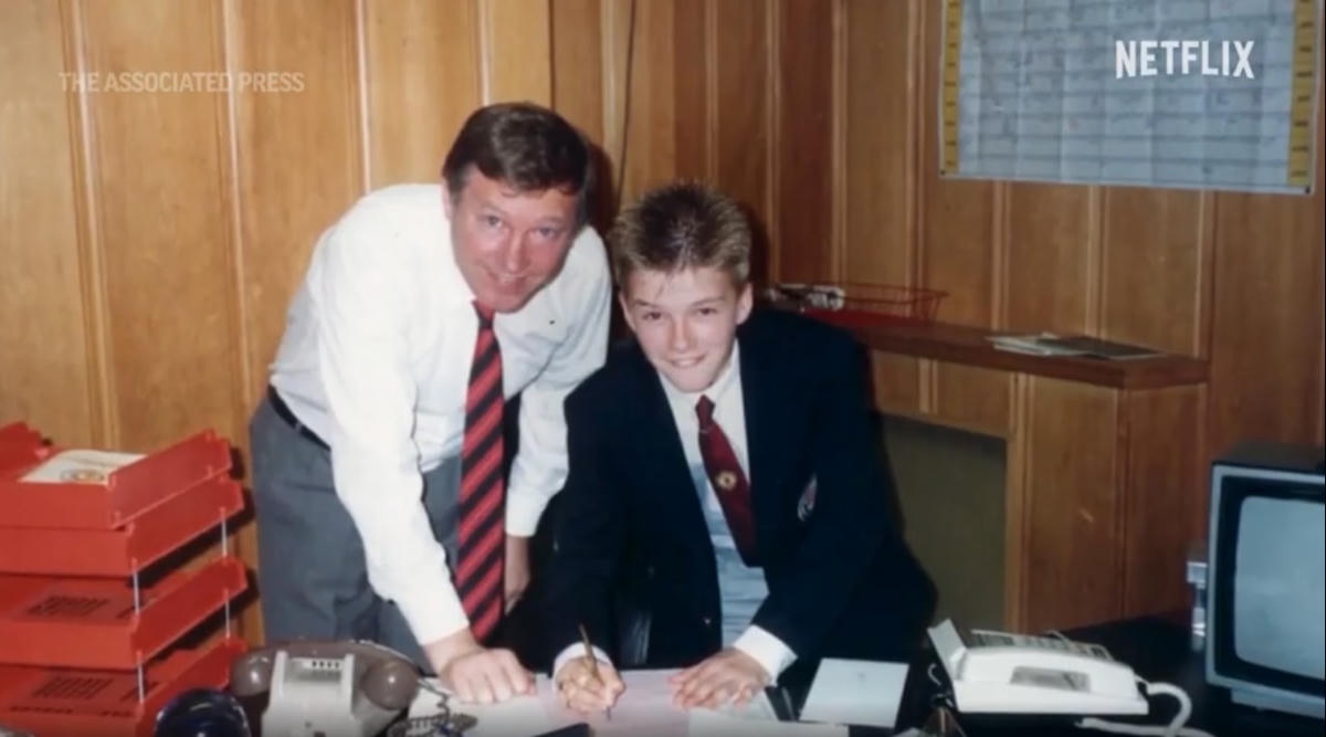 David Beckham và HLV Alex Ferguson. Ảnh cắt từ video.