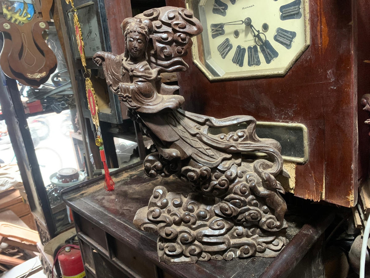 Bức điêu khắc chị Hằng Nga công phu và tỉ mẩn.
