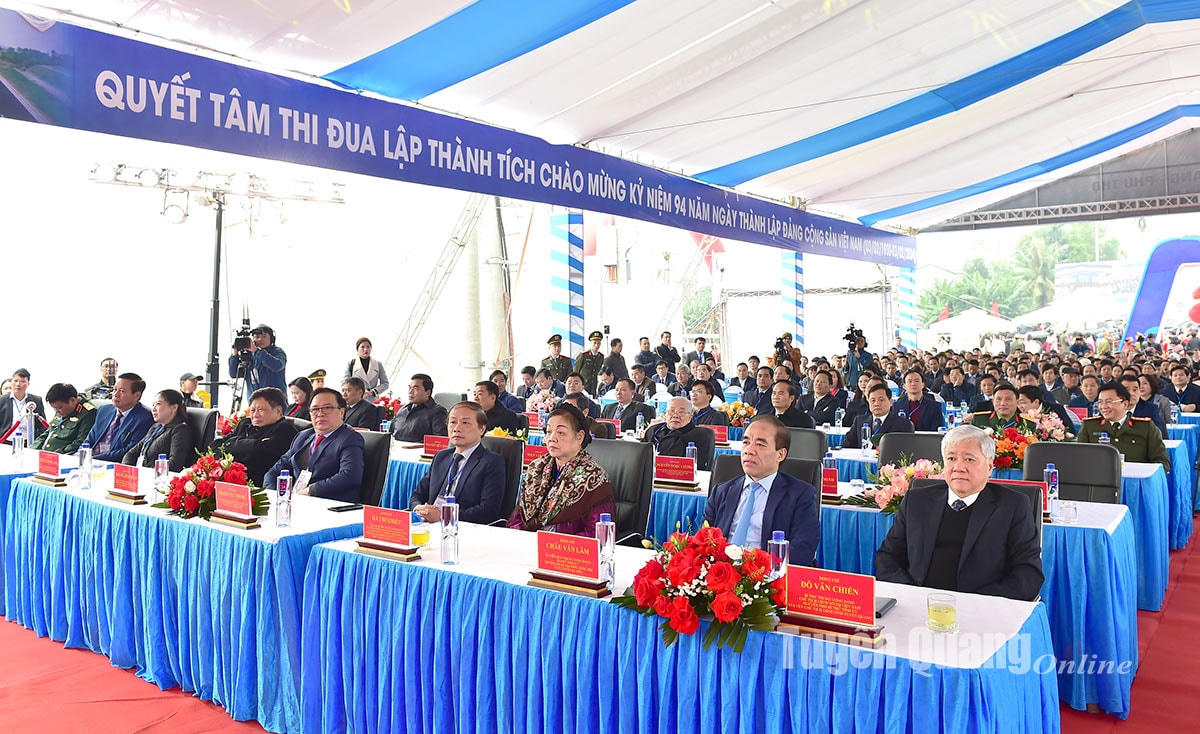 Tham dự buổi lễ có Bí thư Trung ương Đảng, Chủ tịch UBTƯ MTTQ Việt Nam Đỗ Văn Chiến; Nguyên Bí thư TƯ Đảng, nguyên Trưởng Ban dân vận TƯ Hà Thị Khiết; Ủy viên BCH TƯ Đảng, Bộ trưởng Bộ kế hoạch Đầu tư Nguyễn Chí Dũng; Ủy viên BCH TƯ Đảng, Ủy viên Đảng đoàn Quốc hội, Ủy viên UBTV Quốc hội, Chủ nhiệm UB văn hóa, Giáo dục của Quốc hội Nguyễn Đắc Vinh và các đại biểu... Ảnh: Baotuyenquang.