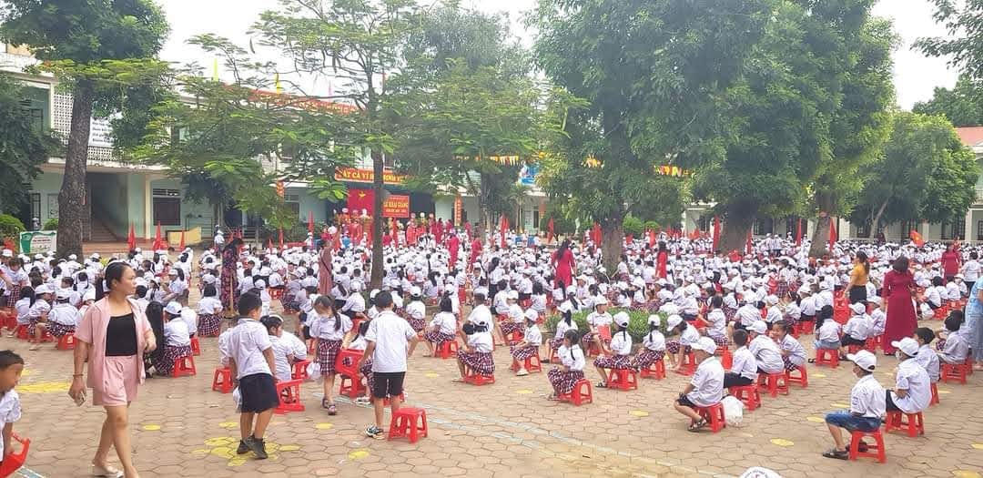 Học sinh Trường tiểu học Trần Phú (TP Tam Điệp) khai giảng năm học mới.