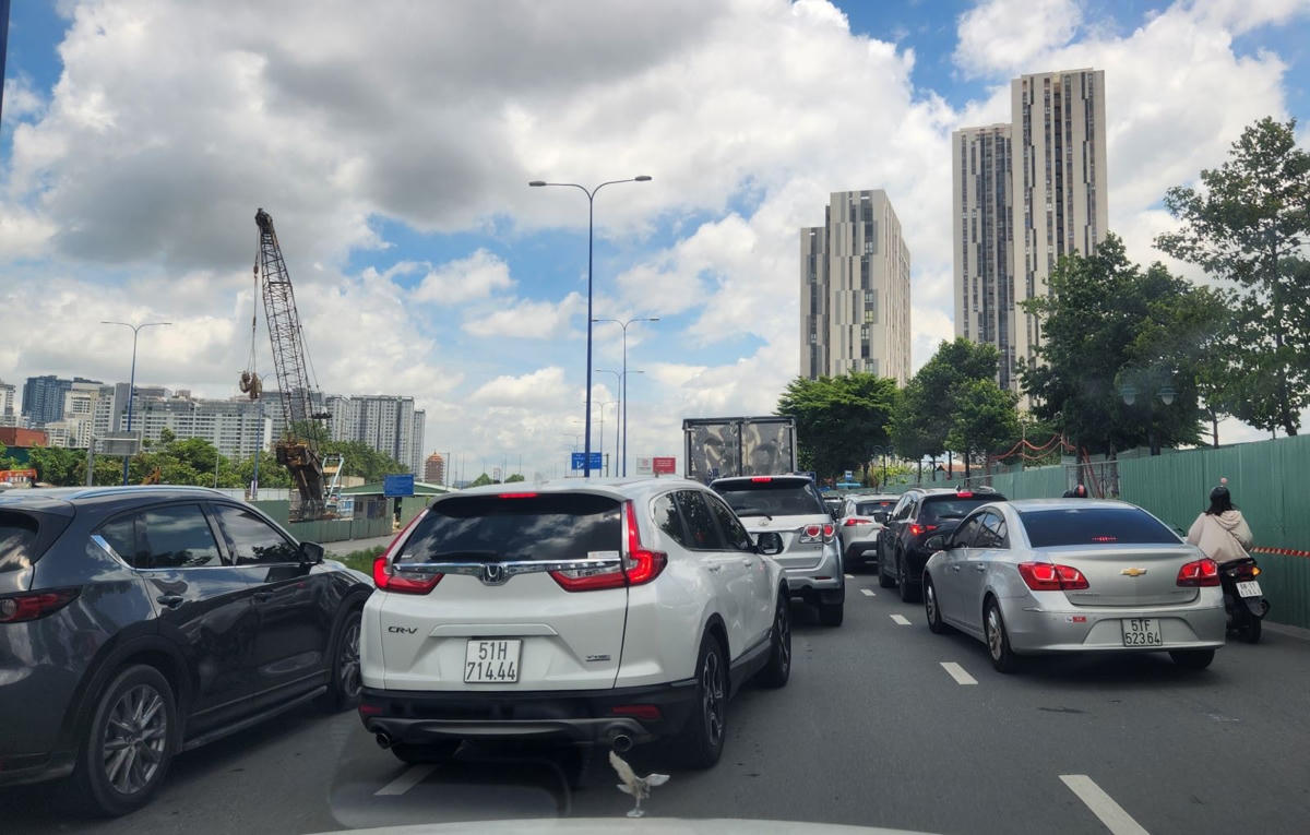 Giao thông ùn tắc trên đường Mai Chí Thọ (thành phố Thủ Đức).