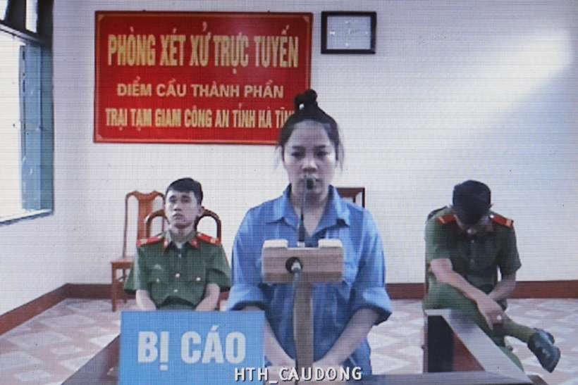 Bị cáo Võ Thị Anh tại điểm cầu thành phần trại tạm giam Công an tỉnh Hà Tĩnh. 