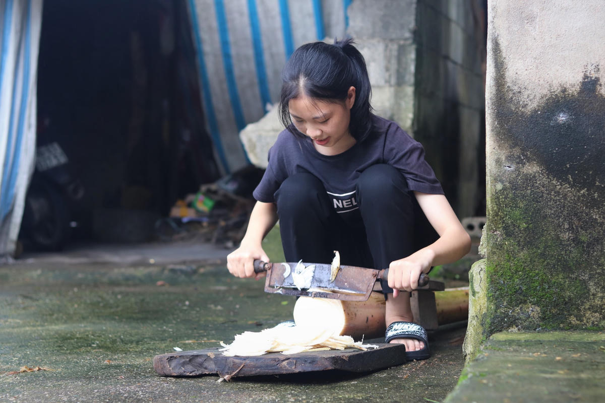 Thái chuối, băm rau, trộn cám cho lợn, gà... là những việc Mai đã biết làm từ năm học cấp 2.  