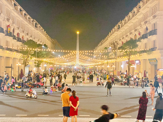 Phố đi bộ Danko City ngày cuối tuần.