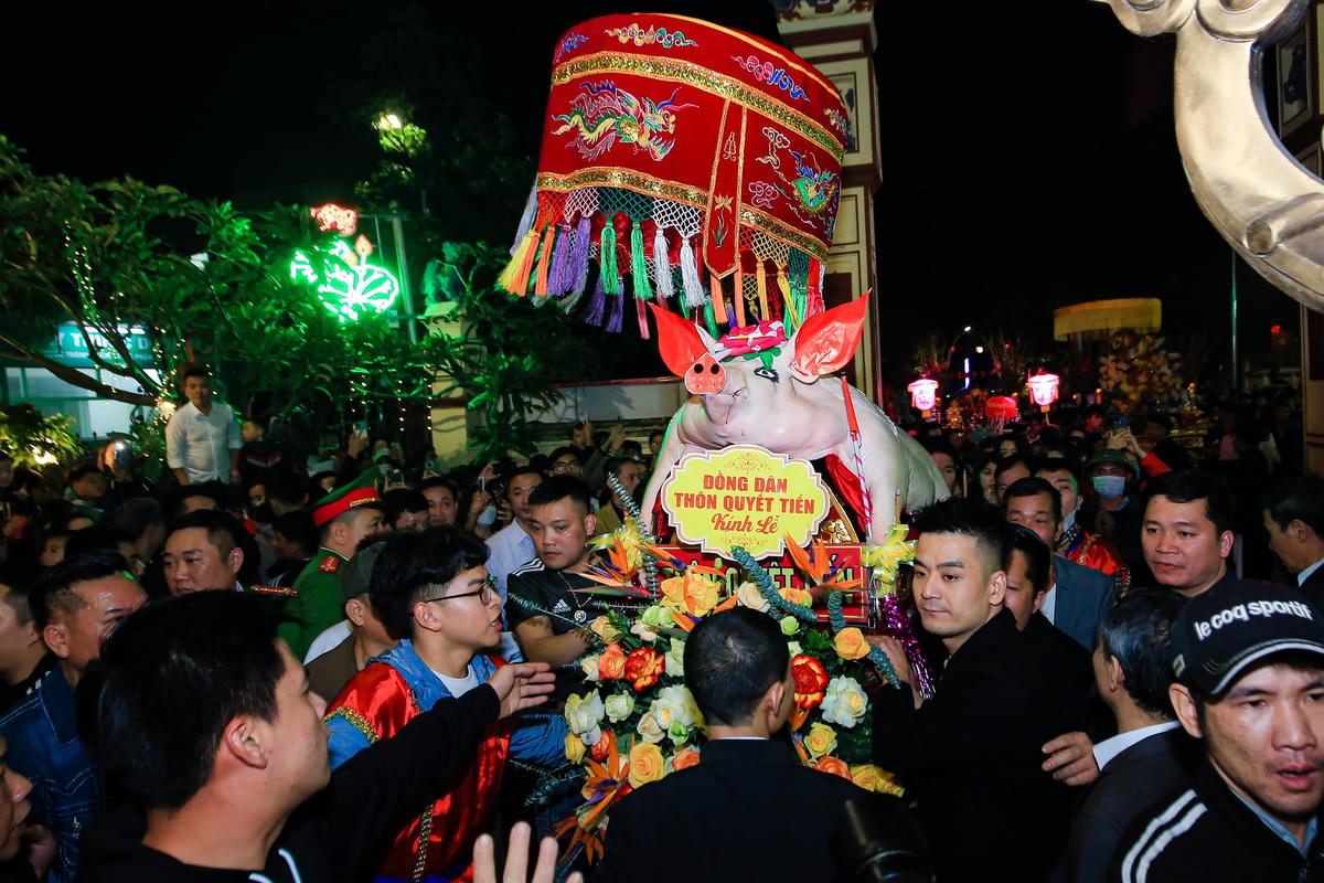 Dù đã 21h đêm những người dân vẫn ùn ùn đến xem.