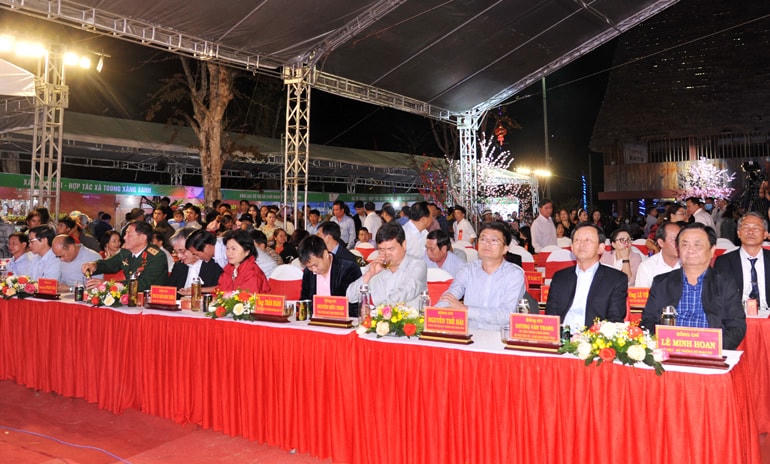 Các đại biểu tham dự lễ khai mạc Phiên chợ sâm Ngọc Linh