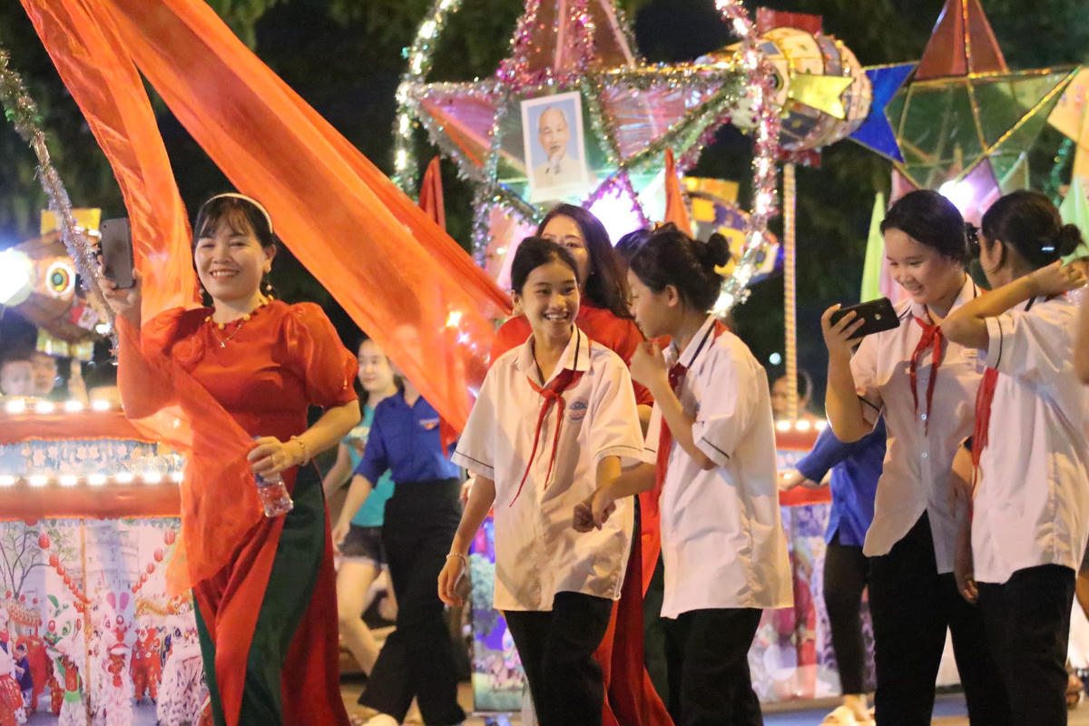 Trẻ em nô nức tham gia lễ hội.