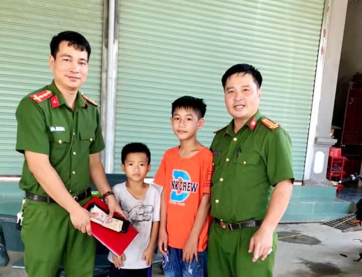 Nhóm nam sinh nhờ công an xã tìm người đánh rơi chiếc ví có hơn 14 triệu đồng để trả lại.