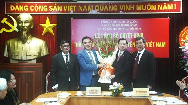 Đồng chí Nguyễn Minh Chung, Ủy viên Ban Thường vụ, Trưởng ban Tuyên giáo và Dân vận Đảng ủy Mặt trận Tổ quốc, các đoàn thể Trung ương tặng hoa chúc mừng Chi bộ Hội Khuyến học Việt Nam.