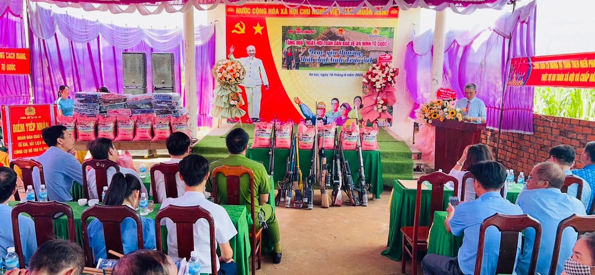 Tặng quà cho hộ nghèo trong Ngày hội 'Toàn dân bảo vệ  ANTQ'