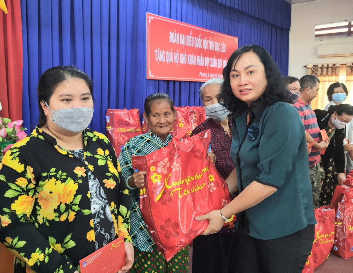 Phó chủ tịch UBND TP Bạc Liêu Đỗ Ái Lam tặng quà cho các hộ nghèo ở phường 8.