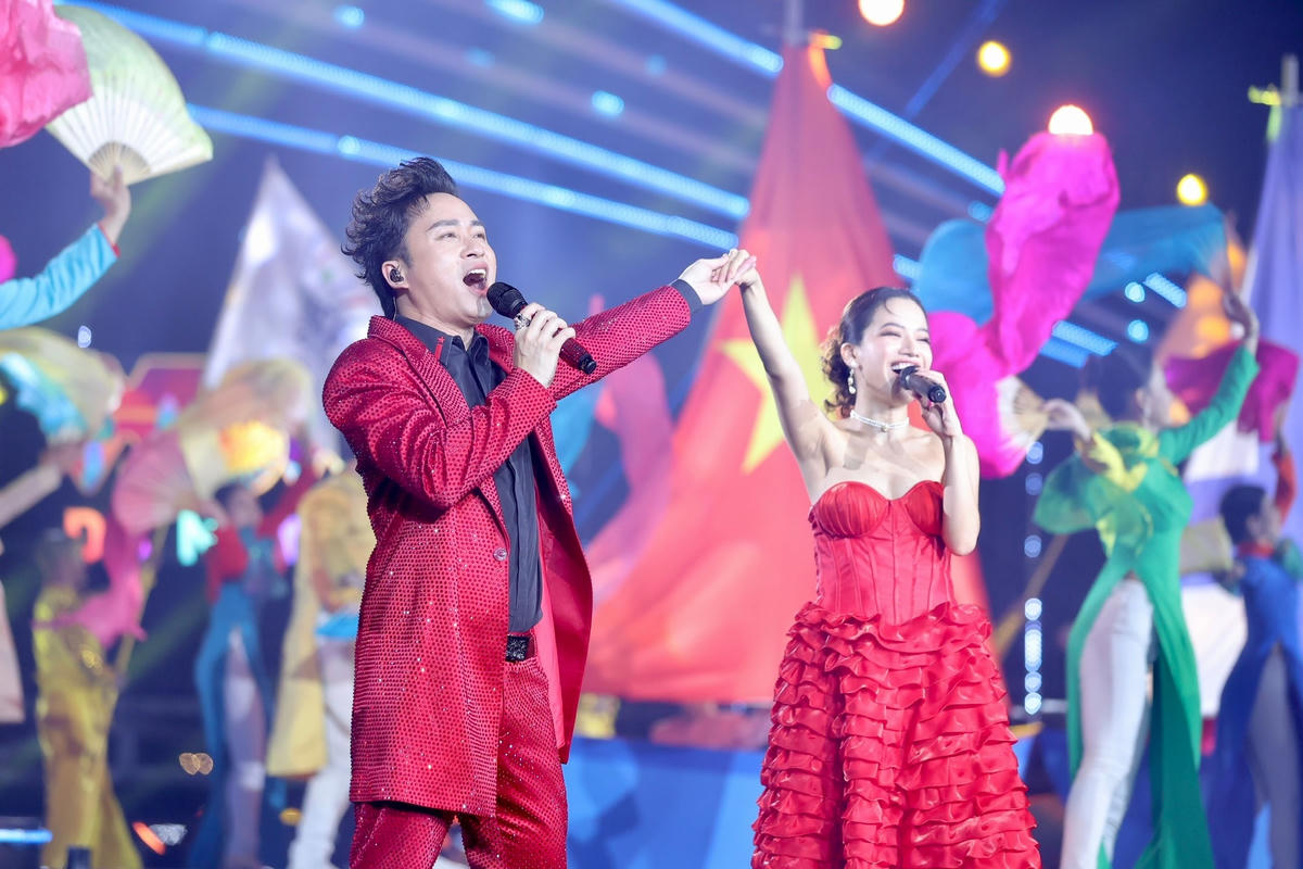 Đêm khai mạc DIFF Đà Nẵng 2023 có sự góp mặt của nhiều ca sĩ nổi tiếng.