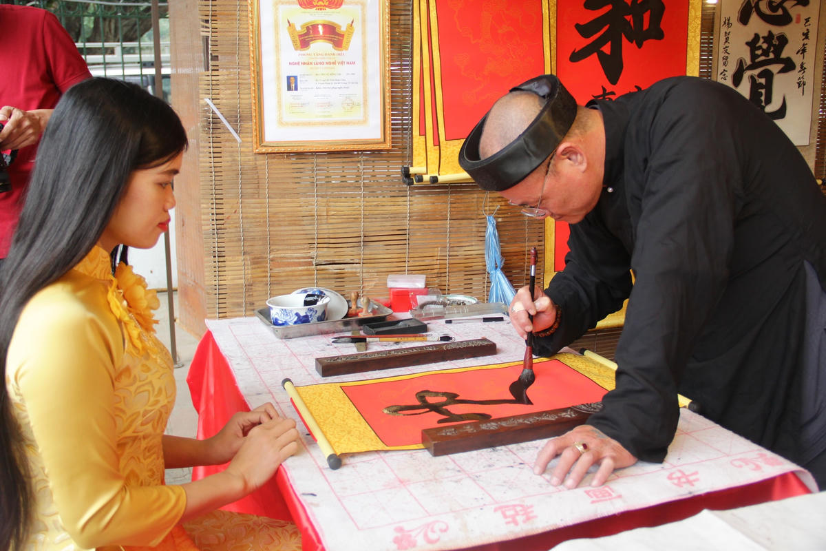 Xin chữ đầu năm - một phong tục đẹp.