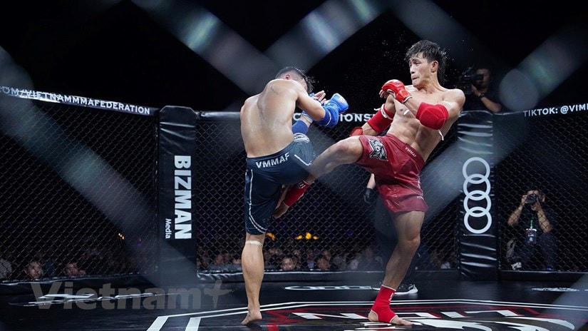 Võ sĩ Nguyễn Trần Duy Nhất đánh bại đối thủ Nguyễn Tiến Long tại sự kiện MMA Lion Championship 2022. (Ảnh: CTV/Vietnam+).