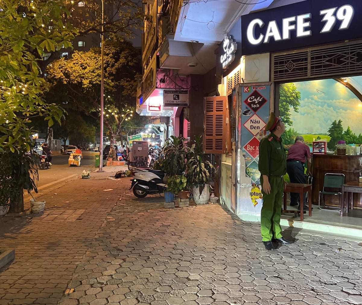 Khi lực lượng chức năng có mặt, người dân chấp hành nghiêm việc không lấn chiếm lòng đường, vỉa hè. Ảnh chụp tại phố Tú Mỡ, phường Trung Hòa, quận Cầu Giấy, Hà Nội.