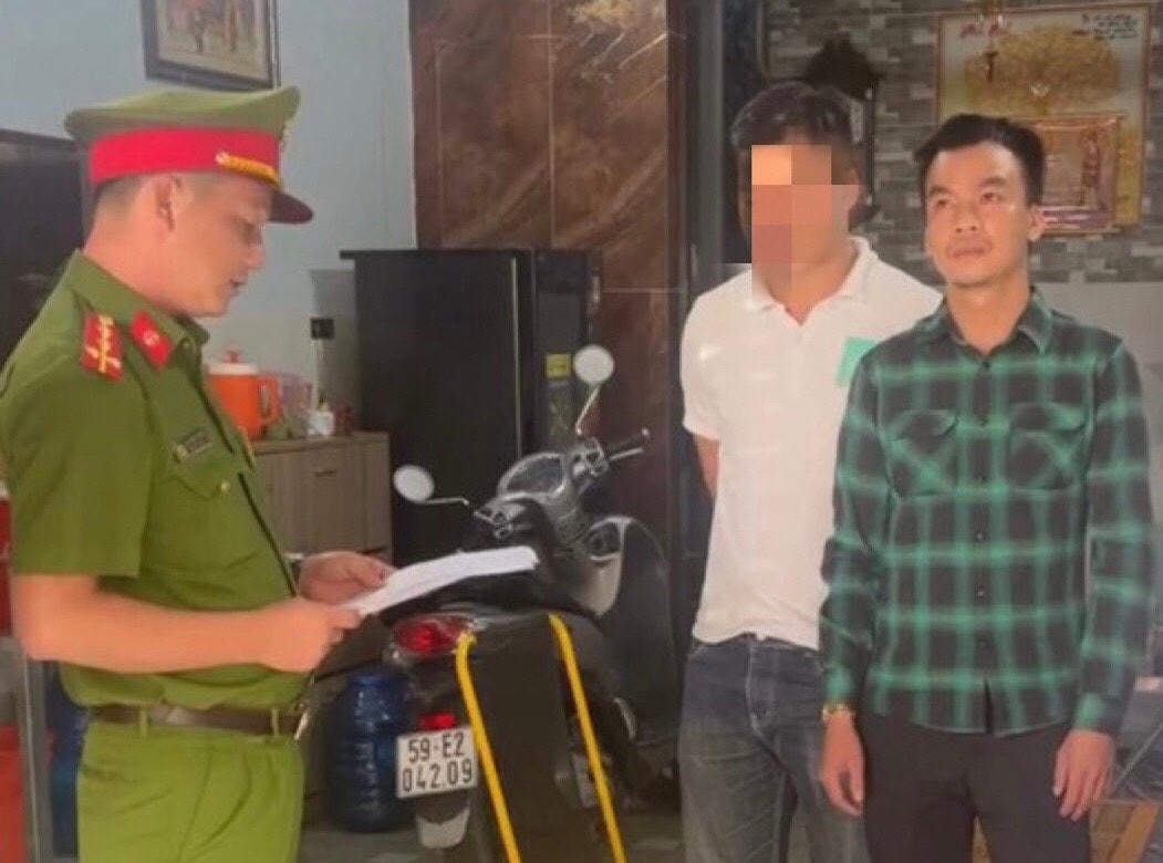 Cơ quan CSĐT Công an huyện Krông Nô thi hành lệnh bắt, khám xét đối với Tạ Xuân Tưởng.