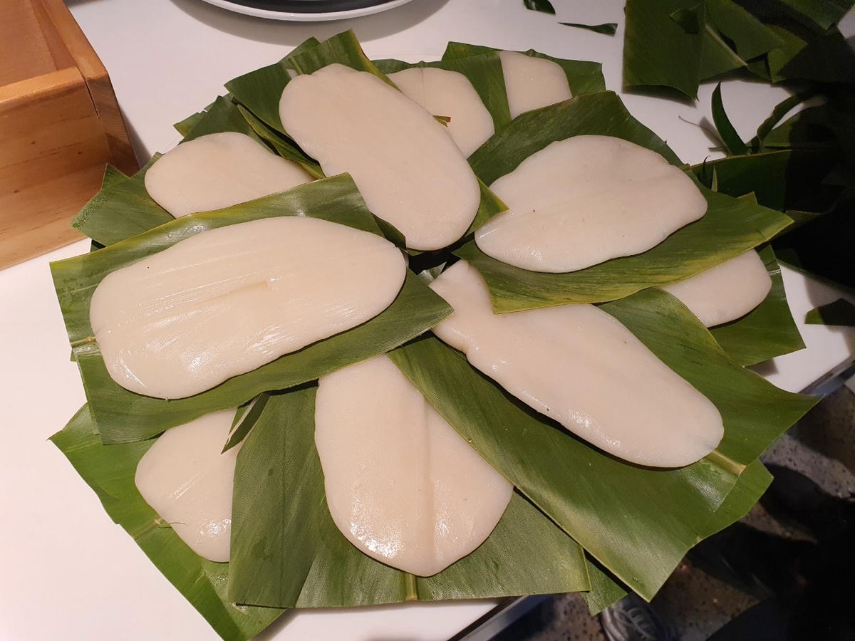 Bánh cuốn chả, bánh khúc, xôi kê, bánh dầy…, là những món ẩm thực đường phố rất phổ biến ở Thành Nam.