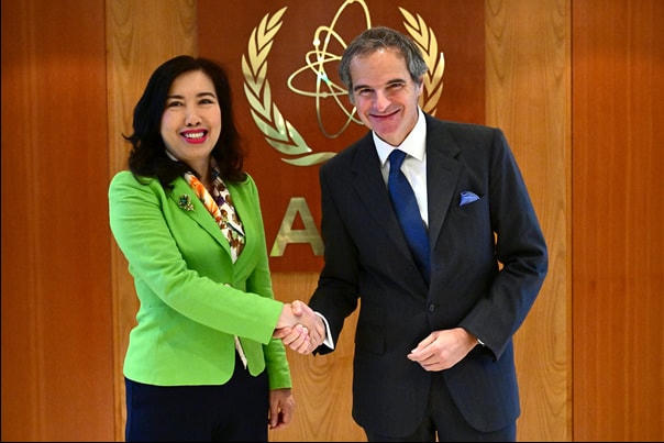 Thứ trưởng Lê Thị Thu Hằng làm việc với Tổng Giám đốc Cơ quan năng lượng nguyên tử quốc tế (IAEA), ông Rafael Mariano Grossi.-Ảnh: Bộ Ngoại giao