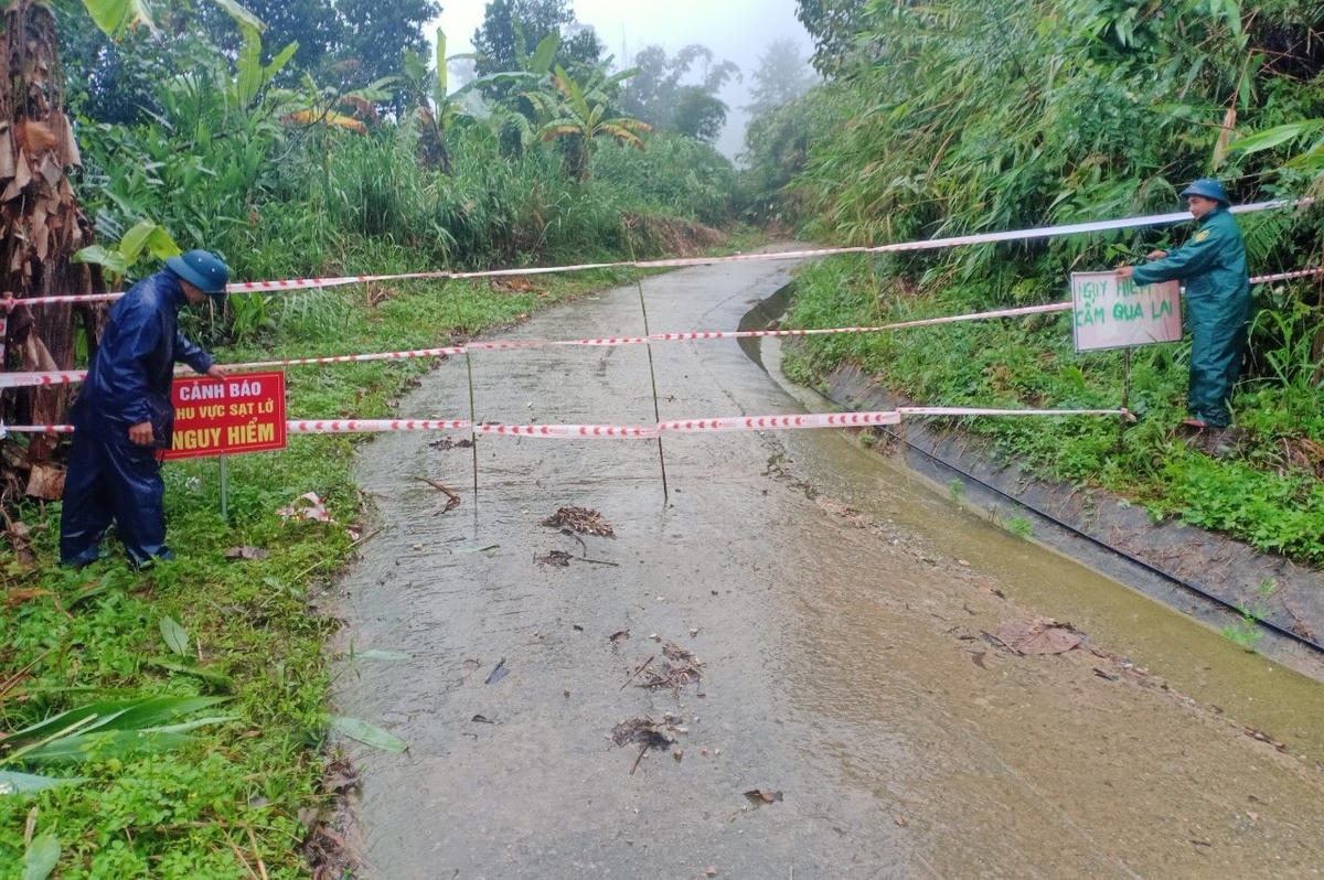 Tuyến đường ĐH 3 xã Trà Cang (huyện Nam Trà My, tỉnh Quảng Nam) bị sạt lở chia cắt.