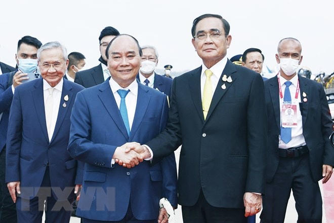 Thủ tướng Thái Lan Prayut Chan-o-cha và Phu nhân đón Chủ tịch nước Nguyễn Xuân Phúc và Phu nhân tại Sân bay Không quân Hoàng gia Thái Lan. Ảnh: Thống Nhất/TTXVN.