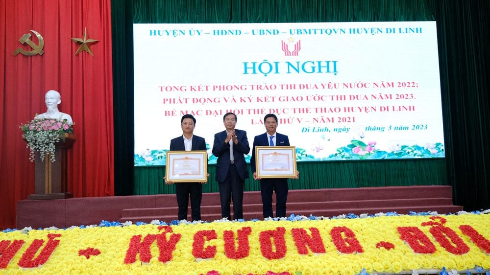 Sở Nội vụ trao bằng khen của Thủ tướng Chính phủ cho hai cá nhân có thành tích xuất săc.