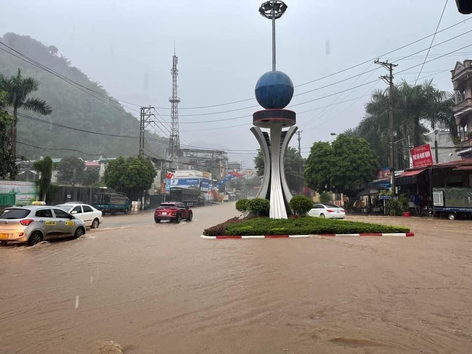 Mưa lớn kéo dài gây ngập úng tại nhiều tuyến đường thuộc TP Sơn La.