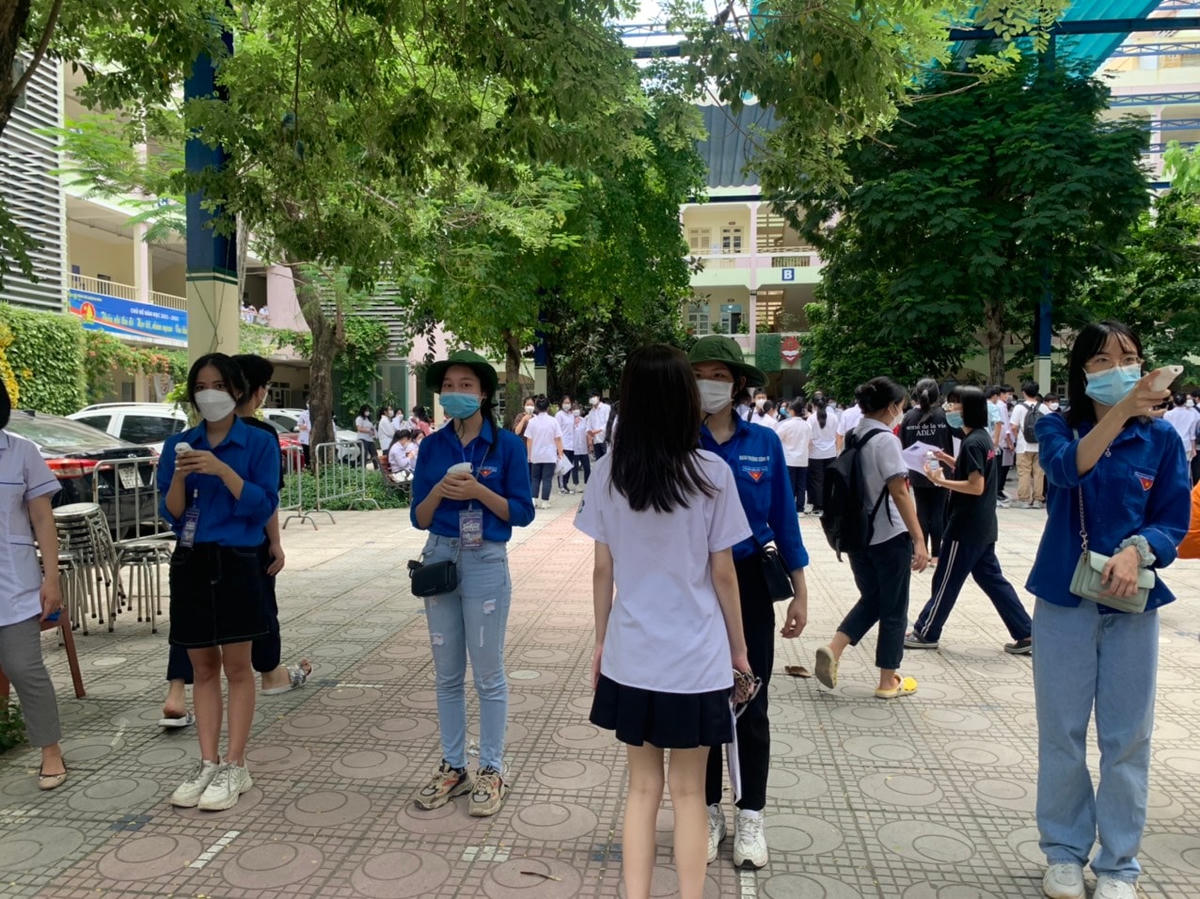 Thí sinh được đo thân nhiệt trước khi vào phòng thi dự thi môn Ngoại ngữ.