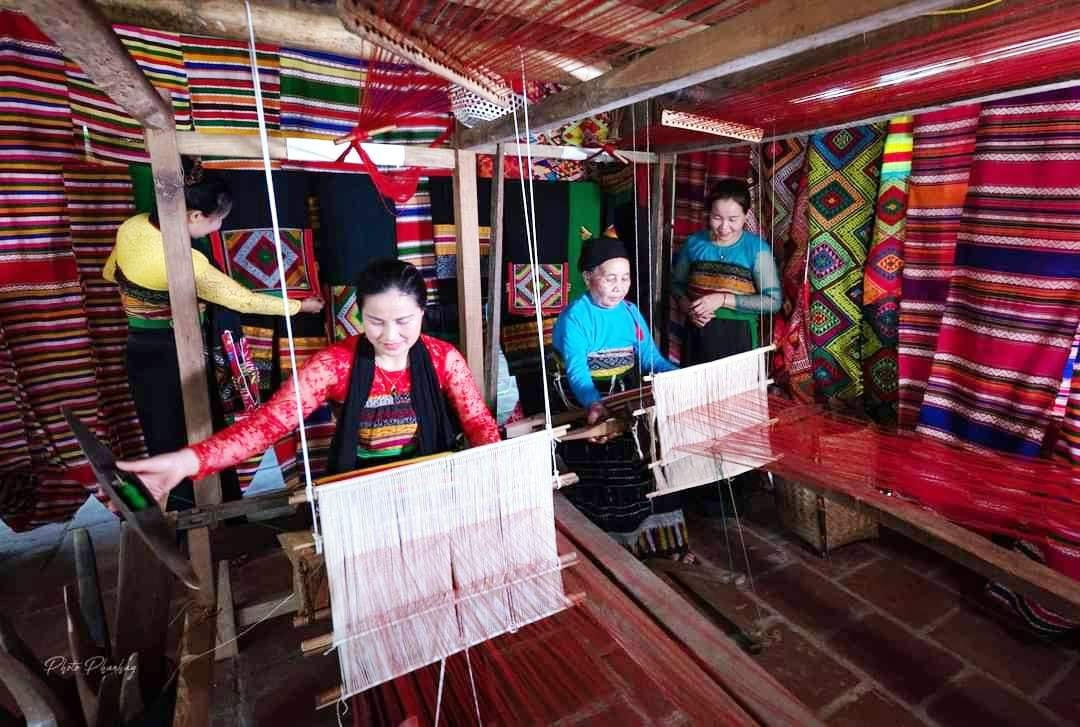 Nghề dệt thổ cẩm vừa giữ gìn văn hóa dân tộc vừa giúp người dân xóa đói, giảm nghèo.