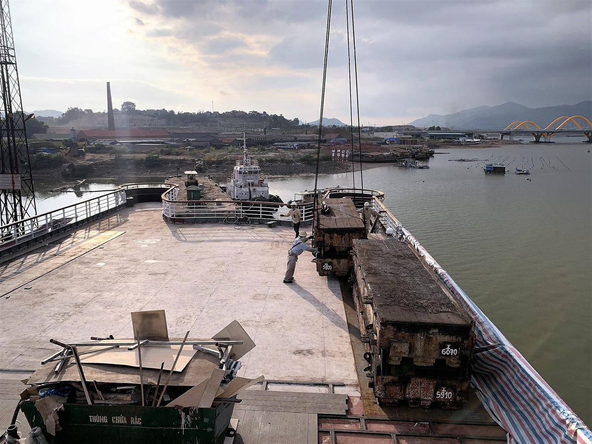 Kỹ sư đặt trạng thái thử nghiêng 48 tấn một bên mạn du thuyền Ambassador Cruise II.