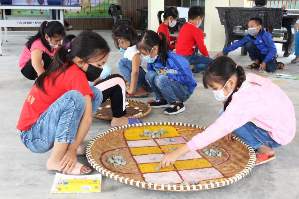 Trò chơi dân gian được phục dựng.