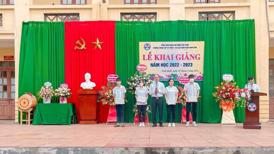 Trường trung cấp kỹ thuật - du lịch Công đoàn Ninh Bình trao học bổng cho các học sinh.