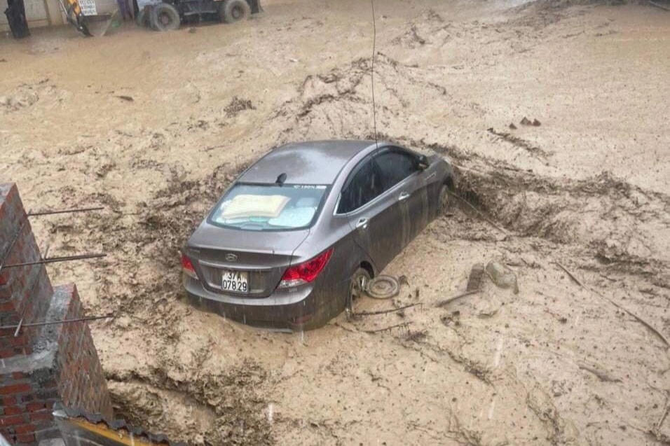 Chiếc ô tô thời điểm vừa bị cuốn ra khỏi gara. Biết xe bị lũ cuốn nhưng chồng chị Lưu không thể làm gì để cứu xe (Ảnh: H.L).