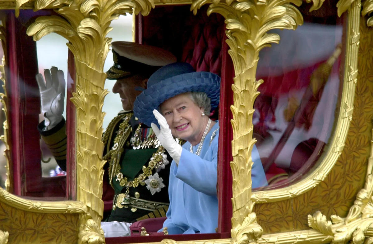 Nữ hoàng Elizabeth II ngồi trên xe ngựa bằng vàng từ Cung điện Buckingham đến Nhà thờ St Paul để làm lễ tạ ơn để kỷ niệm Đại lễ Vàng của bà. Ảnh: Rebecca Naden / PA.