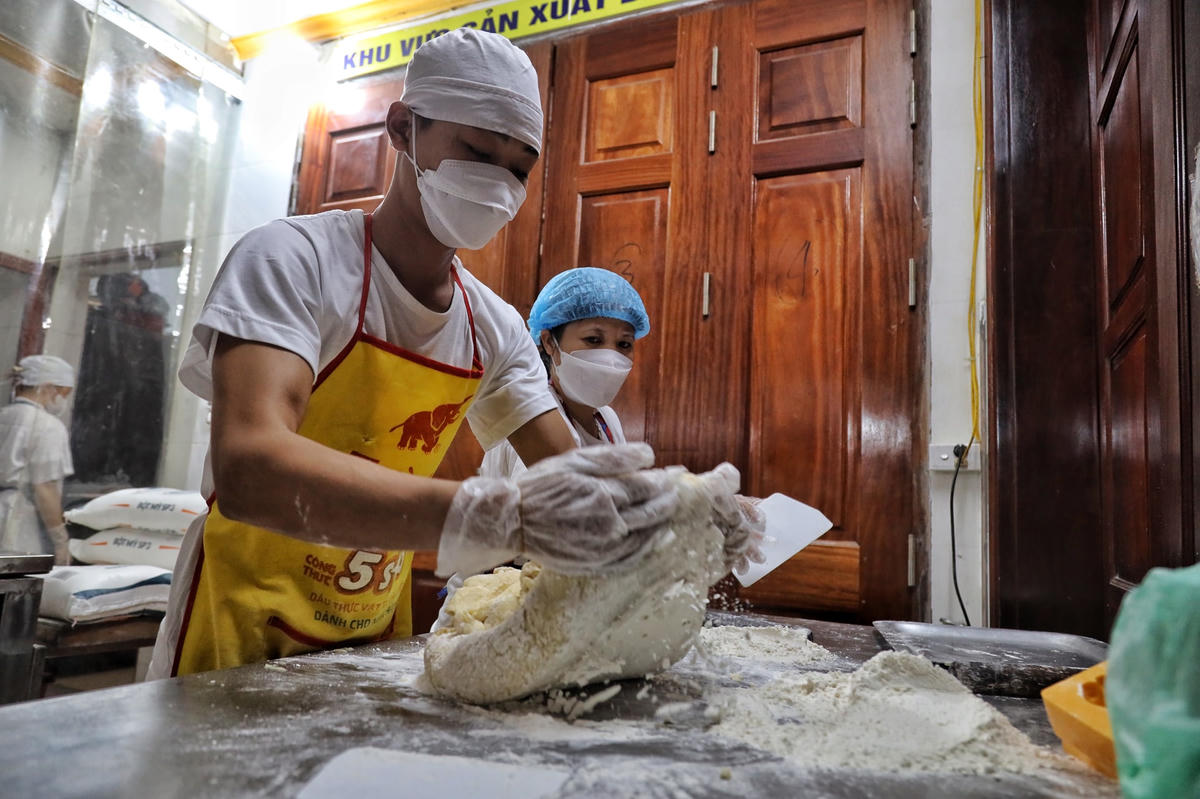 Sau đó, thợ làm bánh bắt đầu tiến hành nhào bột.