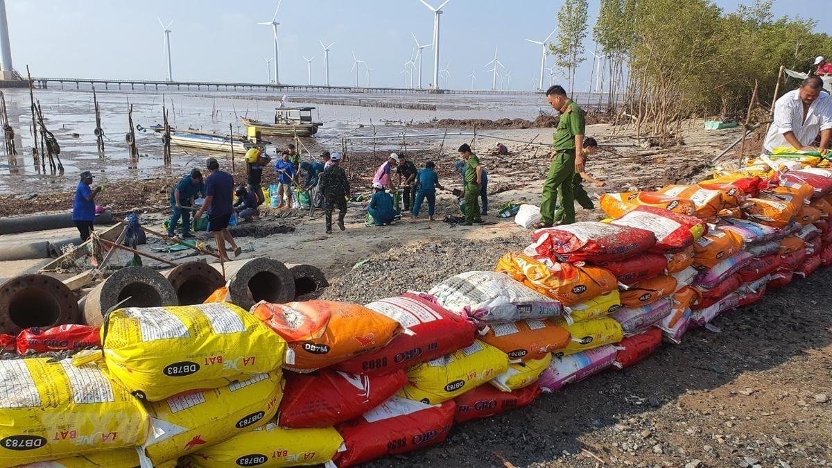 Khẩn trương khắc phục sự cố xung quanh khu vực sạt lở, hạn chế khả năng vỡ đê, đoạn giáp ranh Bạc Liêu - Sóc Trăng.
