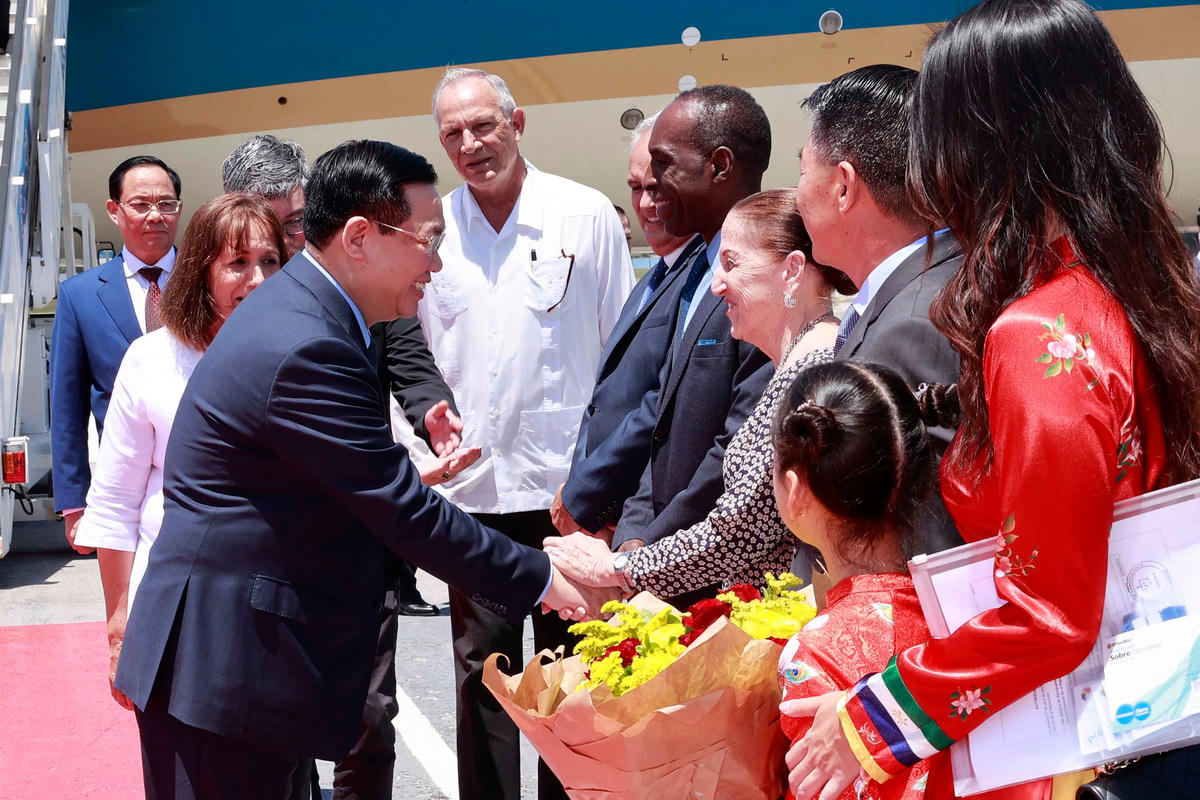 Các đại biểu đón Chủ tịch Quốc hội Vương Đình Huệ tại Sân bay José Martí. Nguồn: Quochoi.vn
