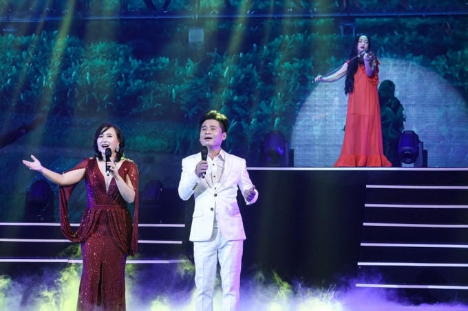 NSƯT Tấn Minh, ca sĩ Khánh Linh biểu diễn những tác phẩm ca ngợi Bác Hồ và tình yêu quê hương đất nước.